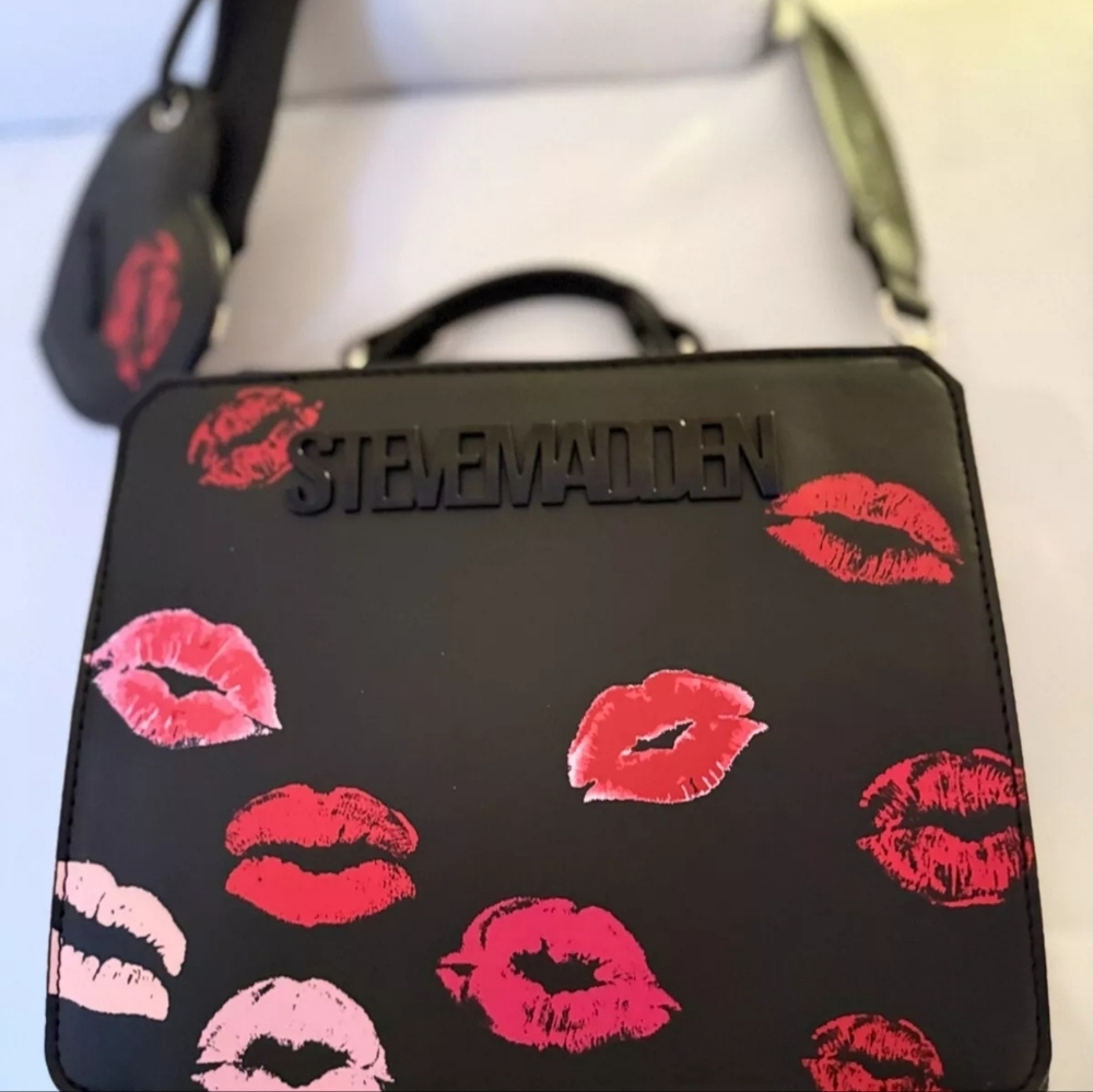 Steve Madden Black and Red Kiss Print Bag - Picture 3 of 6